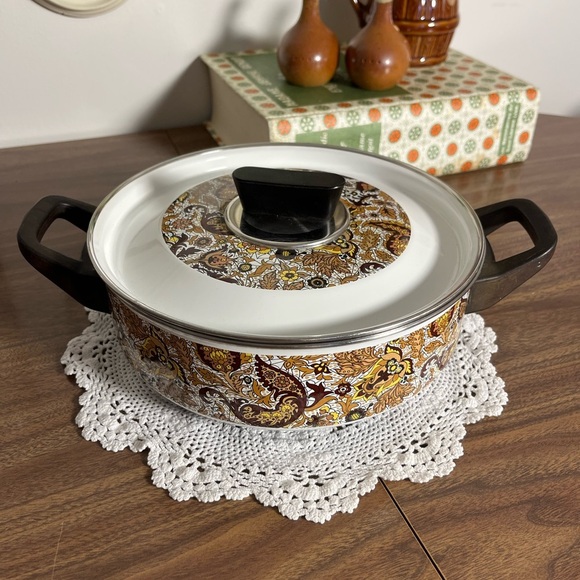 Vintage 70s Dutch Oven - Floral Enamel Cookware - Picture 3 of 12